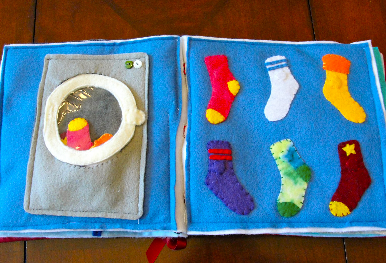 Libro per bambini in feltro: come realizzarne uno morbidissimo e divertente   Libri stoffa fai da te, Libri tattili fai da te, Libri sensoriali fai da  te
